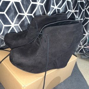 black felt wedges with lace up front 🖤